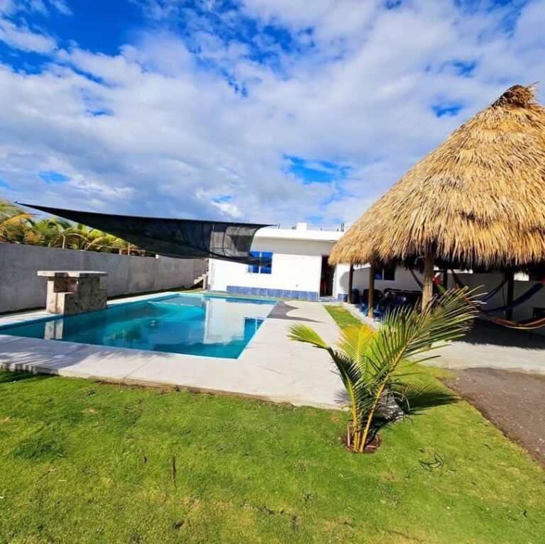 Piscina con cascada monterrico