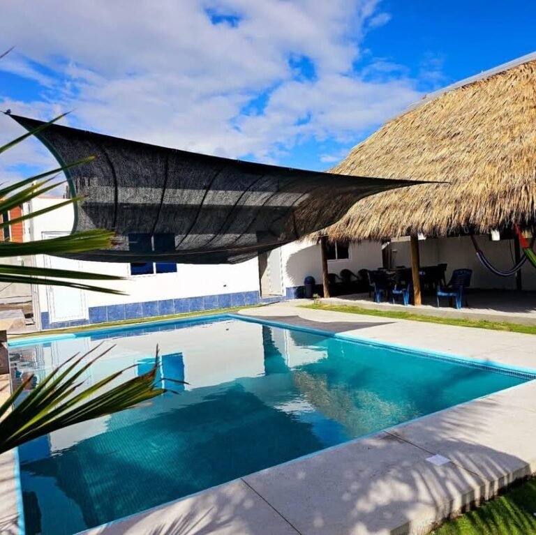 Piscina frente al mar monterrico