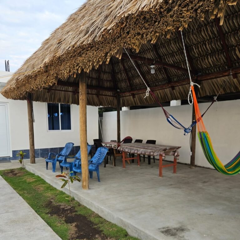 rancho con amacas en monterrico
